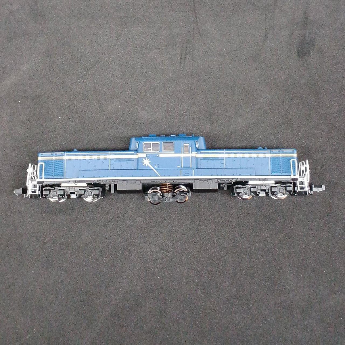 TOMIX JR DD51 Diesel Locomotive 2215 - Banzai Thrifting | BanzaiHobby