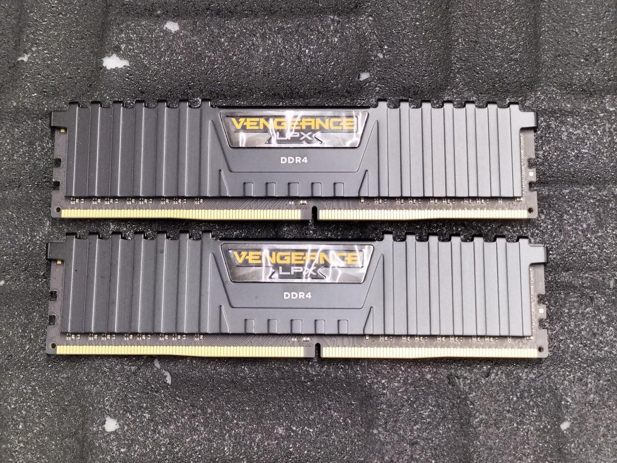 CORSAIR PC Memory CMK16GX4M2B3000C15