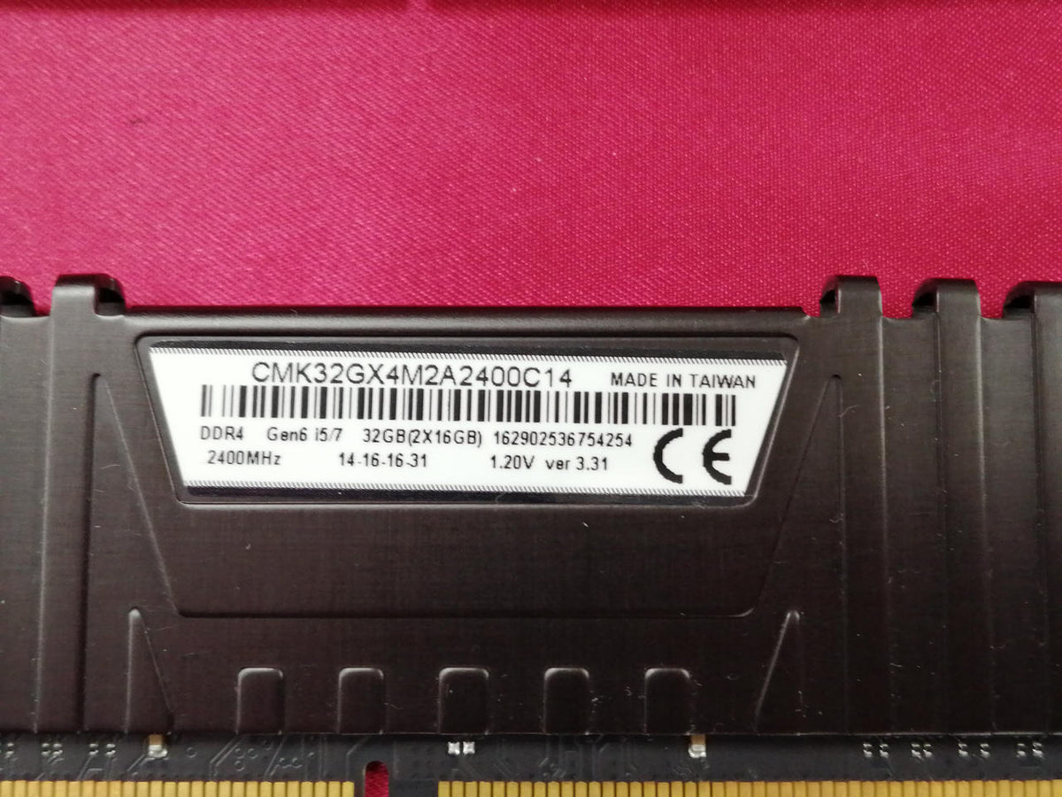 CORSAIR Memory CMK32GGX4M2A2400C14