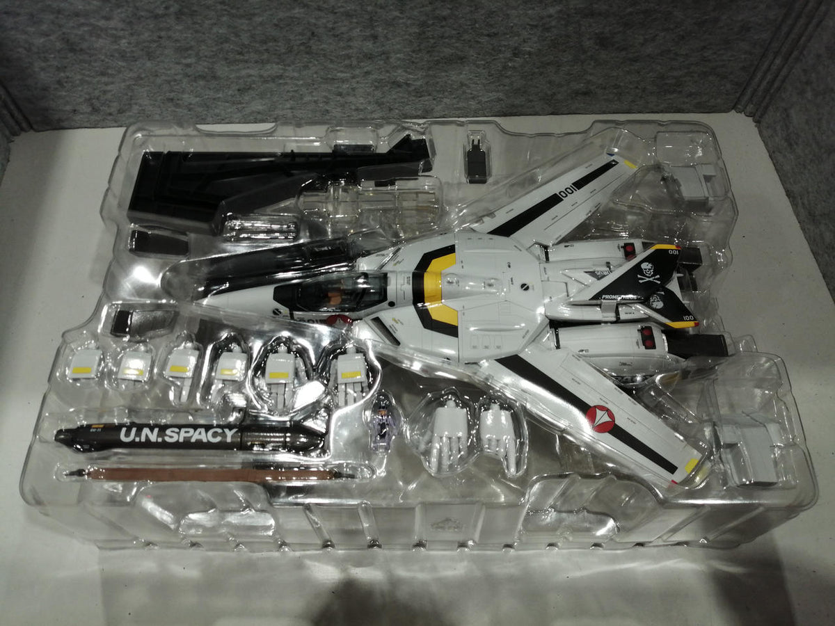 Bandai Super Dimension Fortress Macross DX Chogokin First Limited Edition VF-1S Valkyrie Roy Fo - Banzai Thrifting | BanzaiHobby