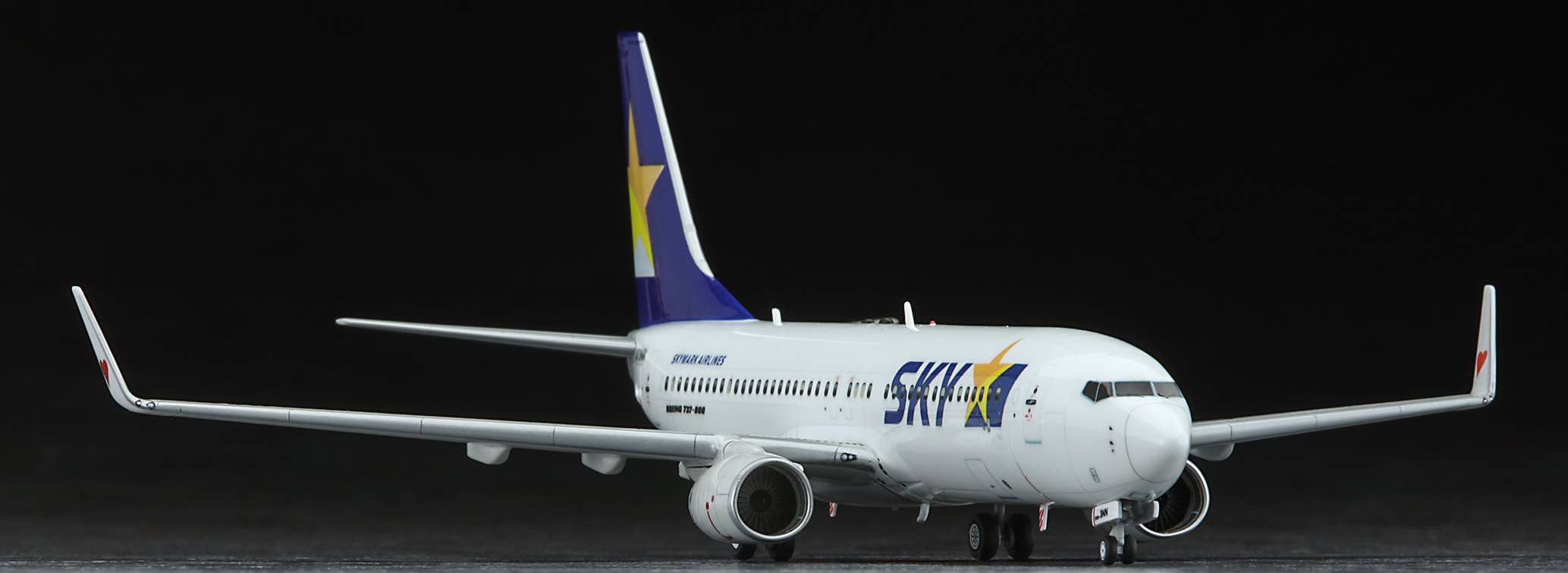 Hasegawa 1/200 Skymark Airlines Boeing 737-800 - BanzaiHobby