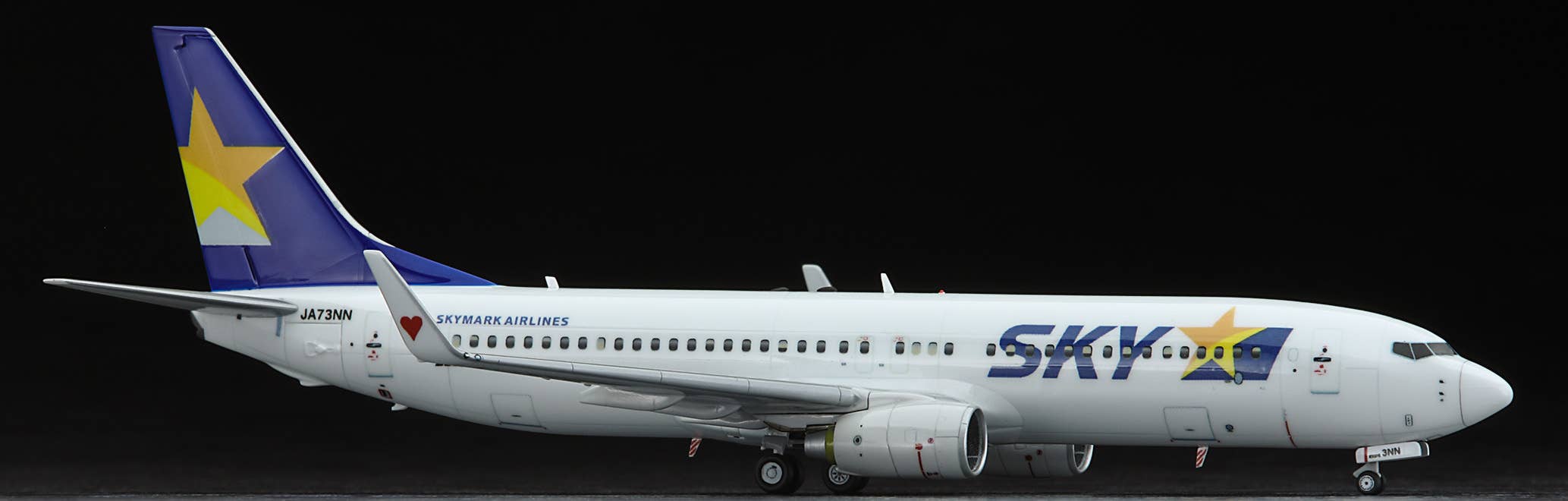 Hasegawa 1/200 Skymark Airlines Boeing 737-800 - BanzaiHobby