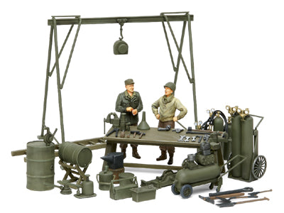 WWII US Field Maintenance Yard - 1/35 (w/2 Figures)