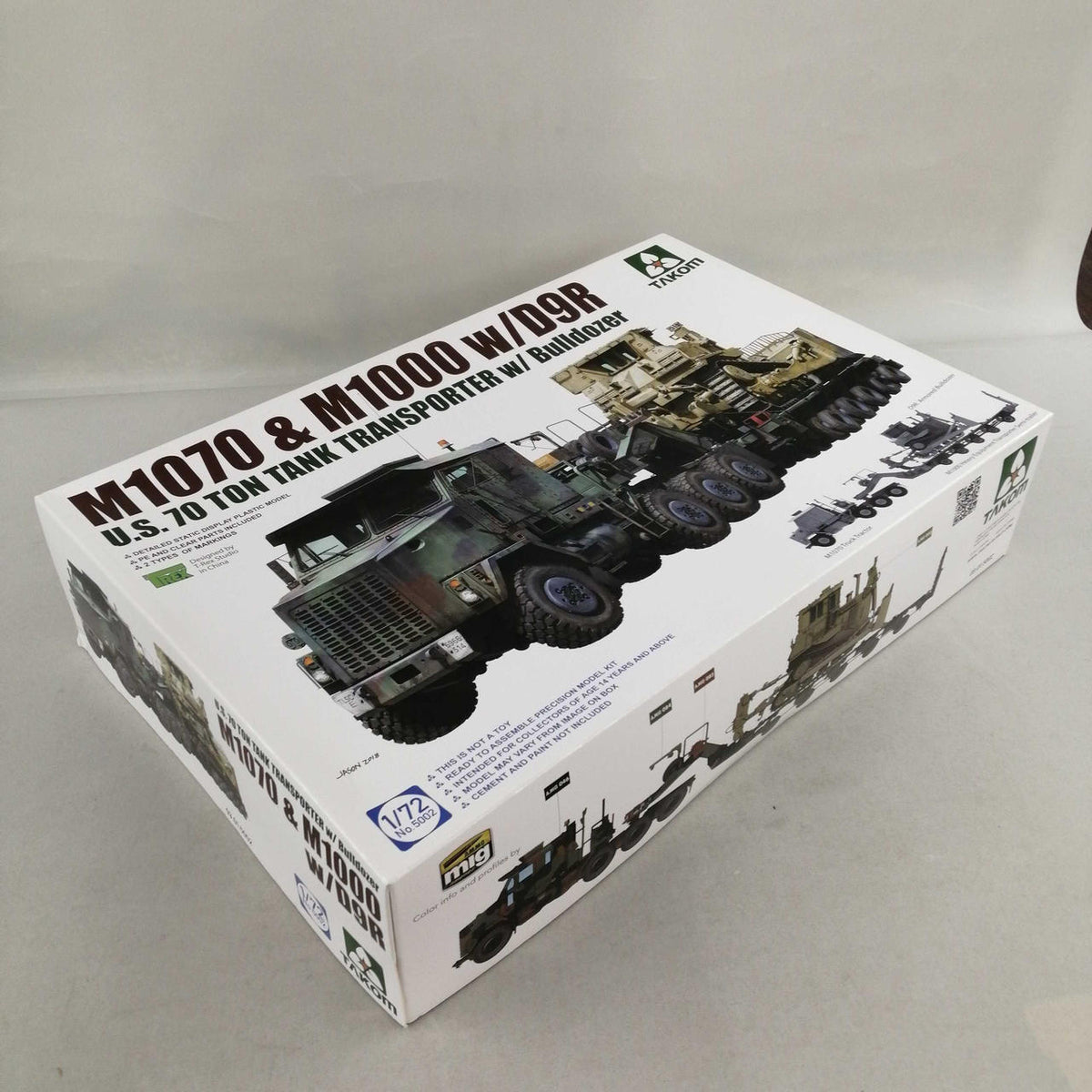 TAKOM 1/72 Scale Plastic Model U.S. Army 70t Tank Transporter & W/D9R Bulldozer - Banzai Thrifting | BanzaiHobby
