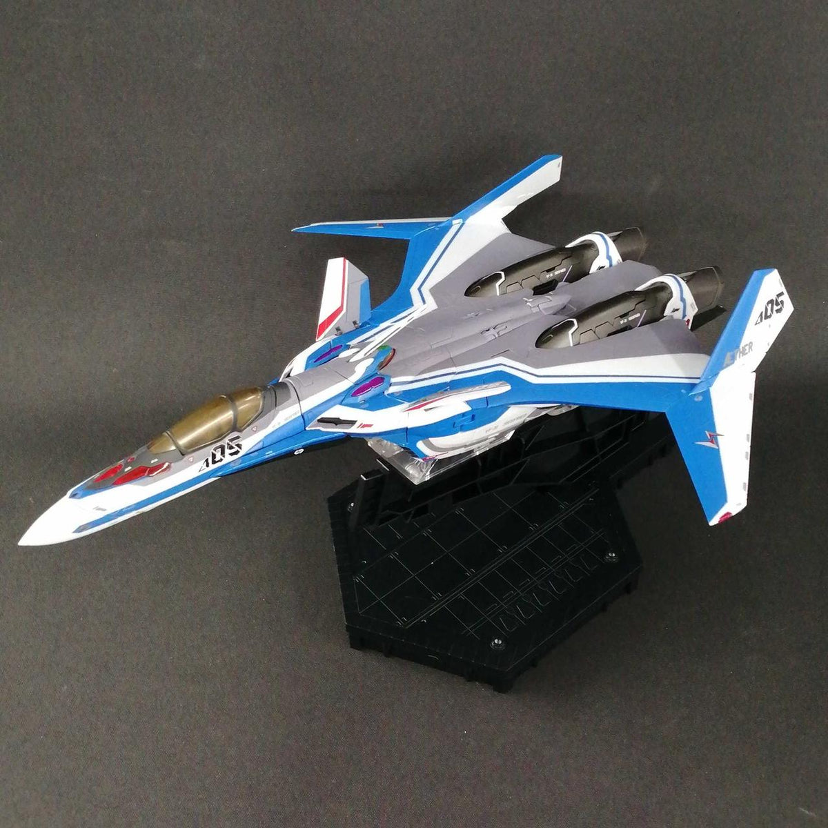 BANDAI DX Chogokin Macross VF-31J Siegfried (Hayate Immelmann's Unit)