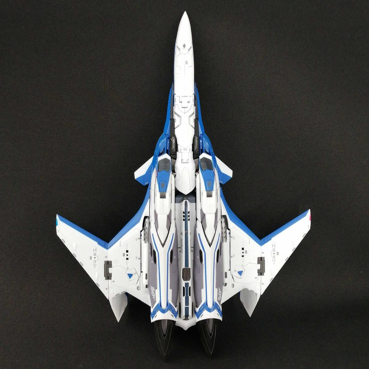 BANDAI DX Chogokin Macross VF-31J Siegfried (Hayate Immelmann's Unit)
