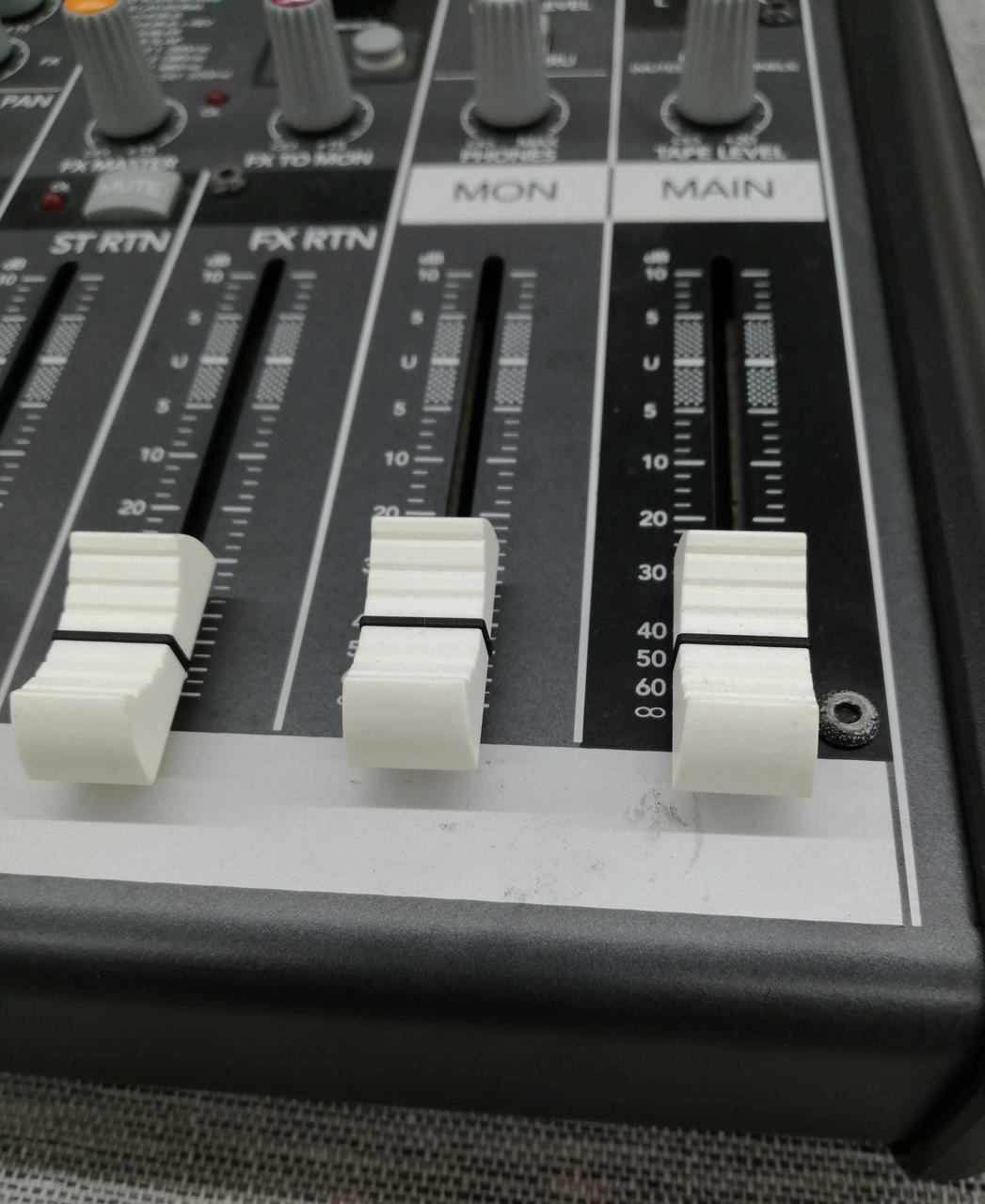 MACKIE Analog Mixer PROFX8 - Banzai Thrifting | BanzaiHobby