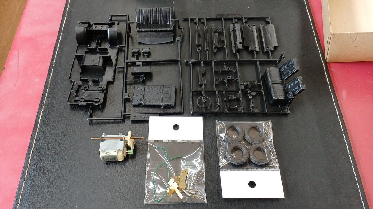 Northern Flycatcher Plastic Model 1/20 Subaru R-2 Super Deluxe - Banzai Thrifting | BanzaiHobby