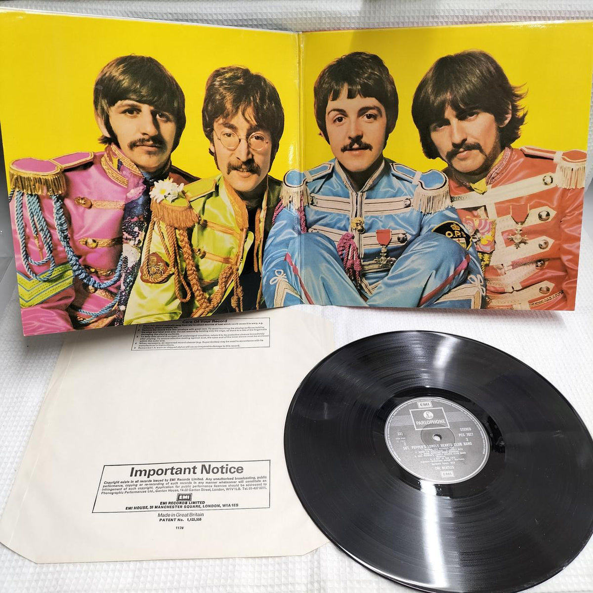 THE BEATLES Record SGT. PEPPERS LONELY HEARTS CLU