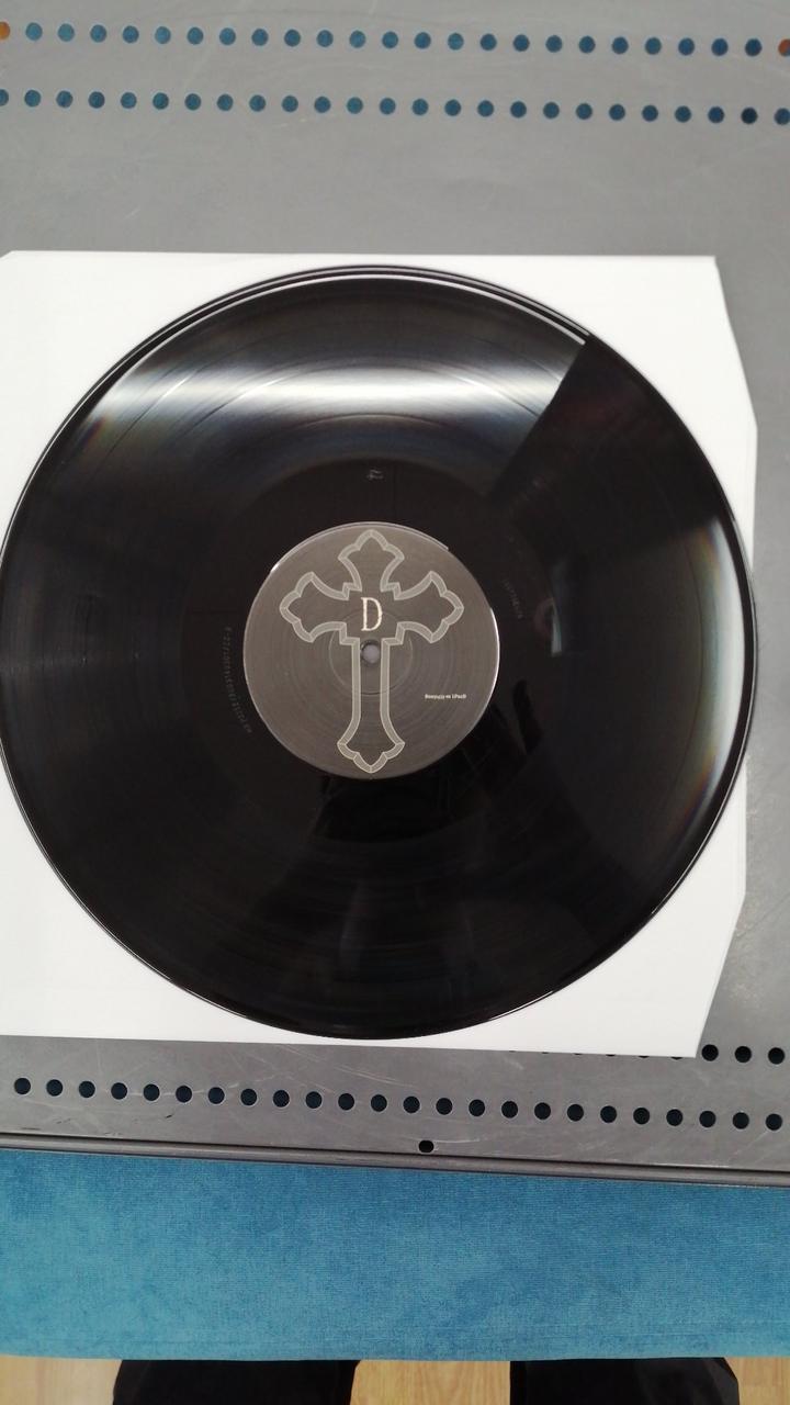 A UNIVERSAL MUSIC COMPANY ME AGAINST THE WORLD BOO3I433-OI