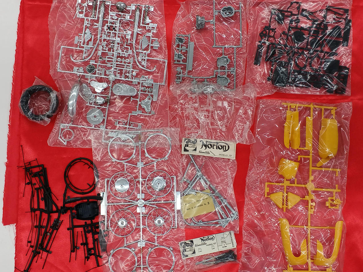 plotter Norton Command 750 MODELLO137 - Banzai Thrifting | BanzaiHobby