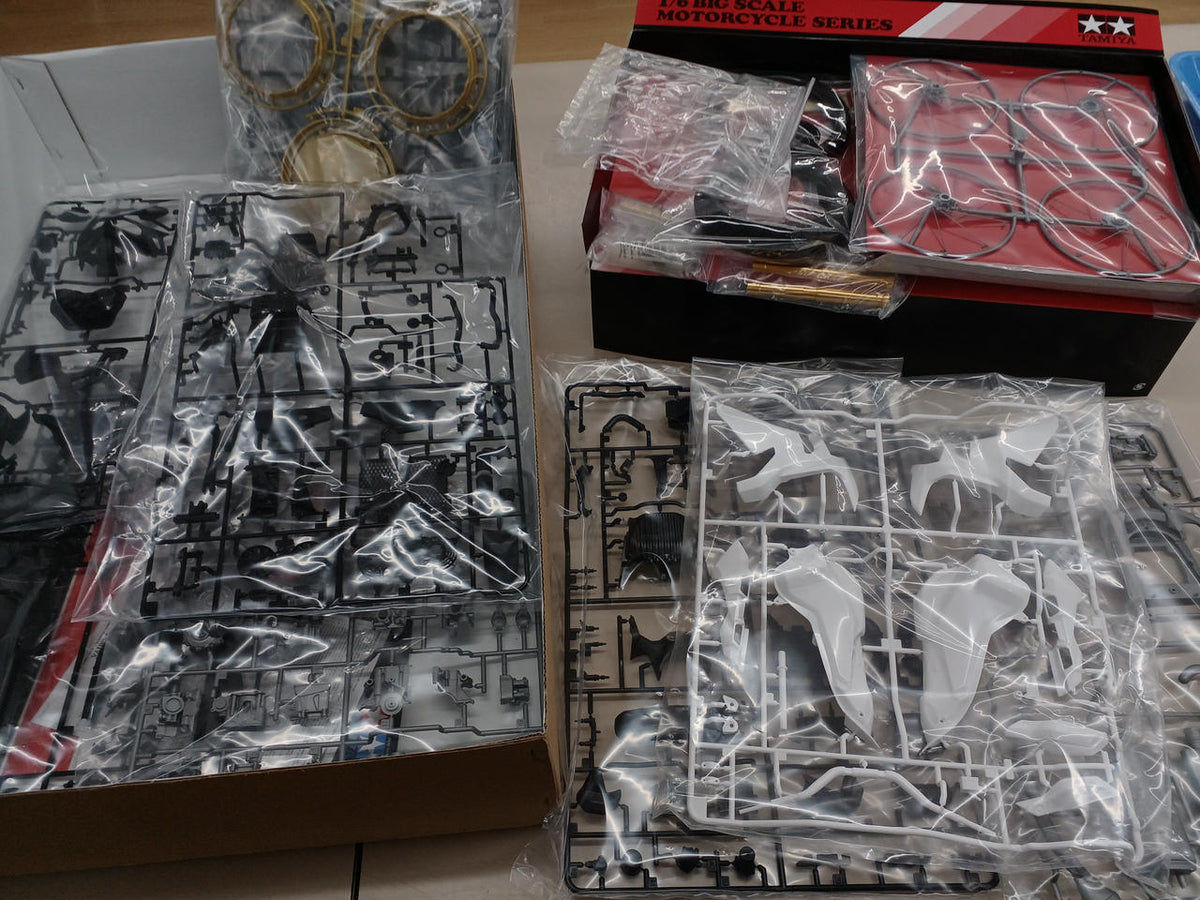 TAMIYA HONDA CRF1000L 1/6 Africa Twin 16042 - Banzai Thrifting | BanzaiHobby