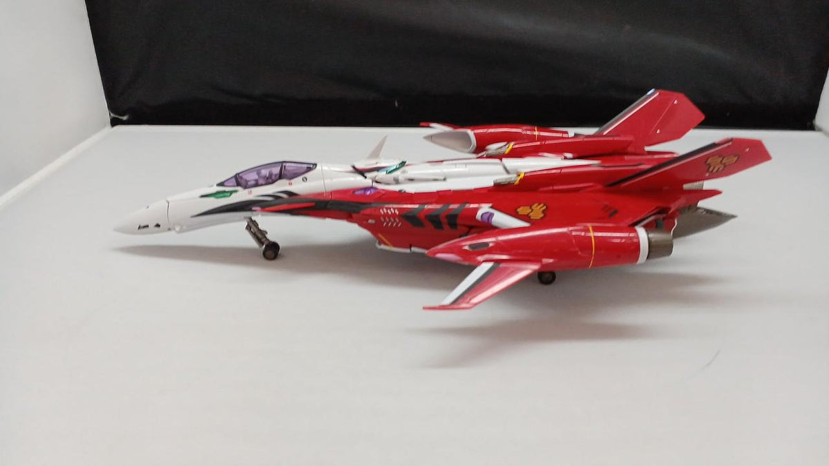 BANDAI YF-29 Durandal Valkyrie (Saotome Alto's unit) DX Chogokin - Banzai Thrifting | BanzaiHobby