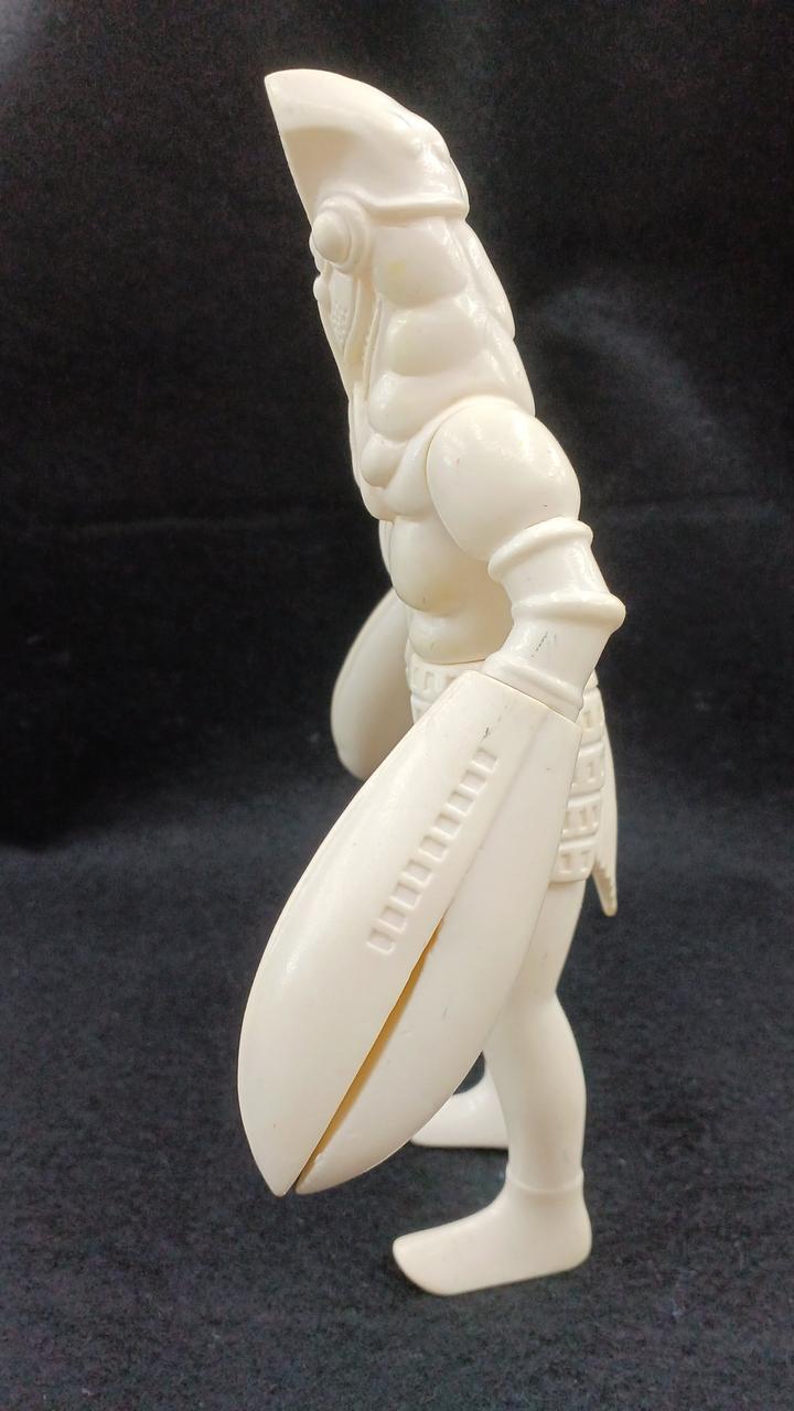 BANDAI Soft Vinyl Baltan Alien White - BANDAI Banzai Hobby