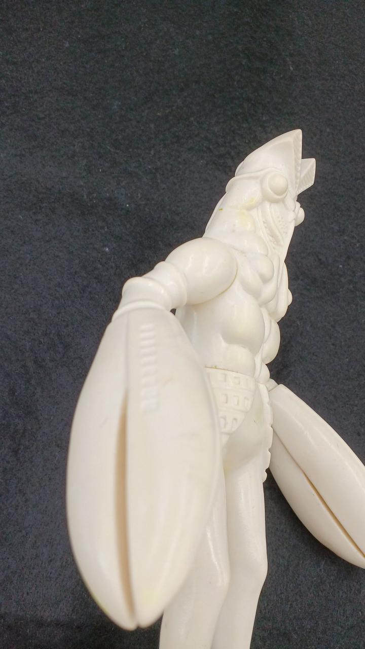 BANDAI Soft Vinyl Baltan Alien White - BANDAI Banzai Hobby