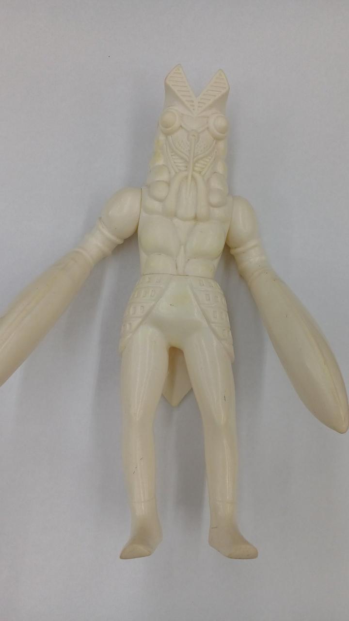 BANDAI Soft Vinyl Baltan Alien White - BANDAI Banzai Hobby