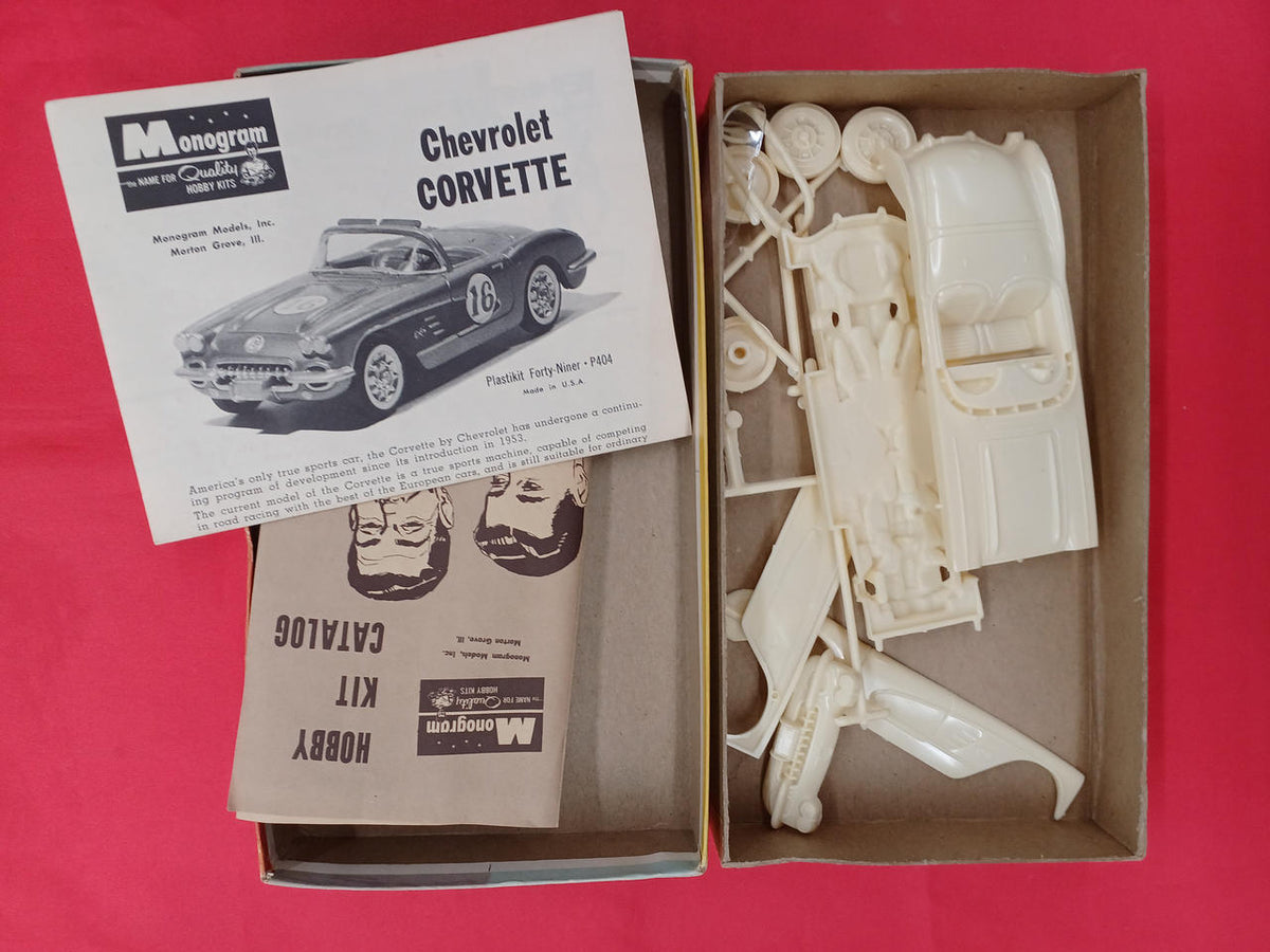 Monogram Corvette Sports Car P404 & 49 - Banzai Thrifting | BanzaiHobby