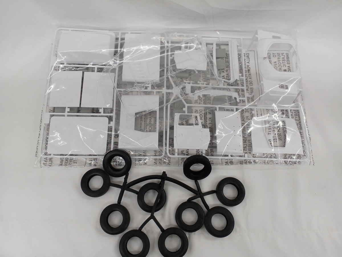 AMT/PLATZ FORD LTL 9000 TRACTOR AMT1238 - Banzai Thrifting | BanzaiHobby