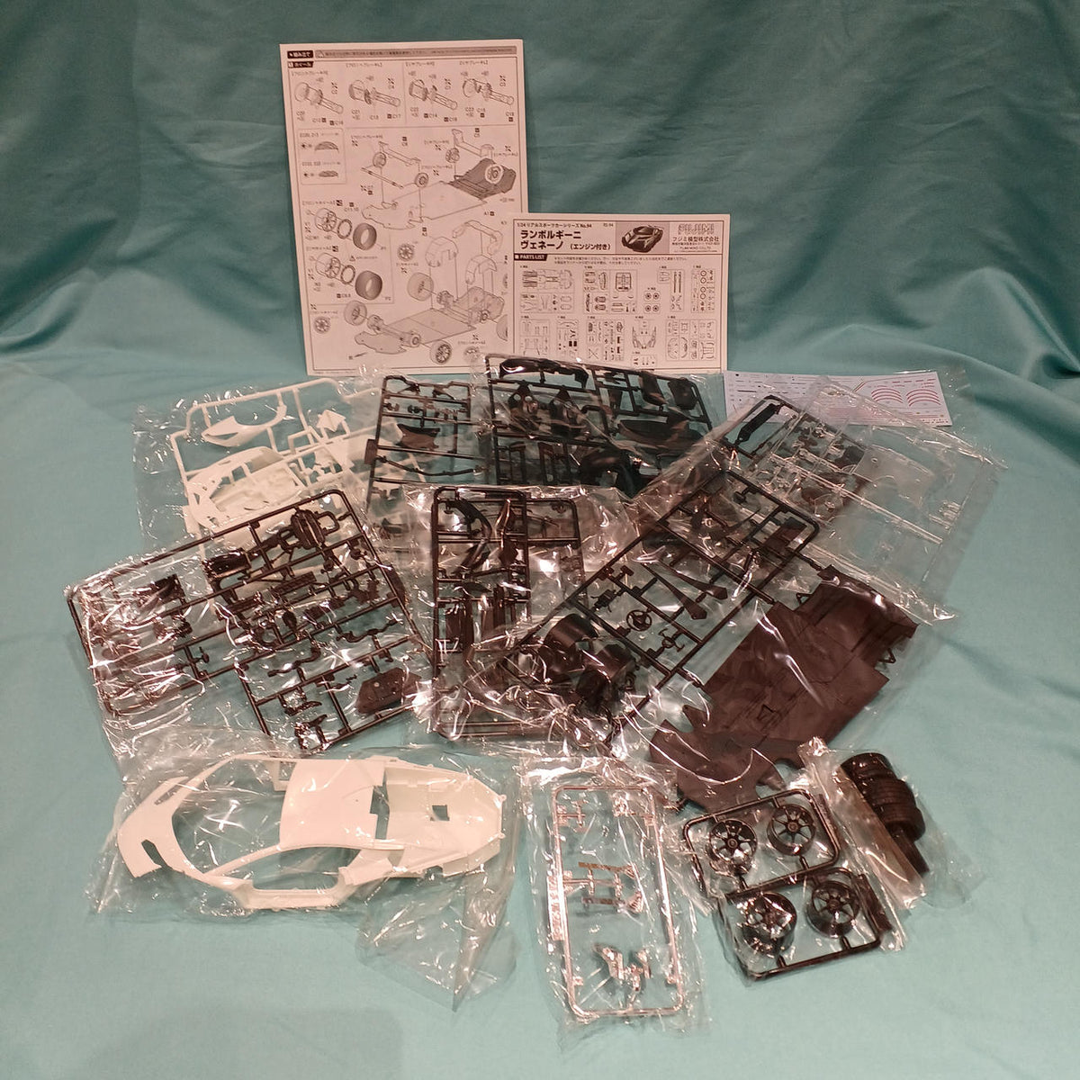 Fujimi Model Real Sports Car Series Lamborghini Veneno with Engine Parts