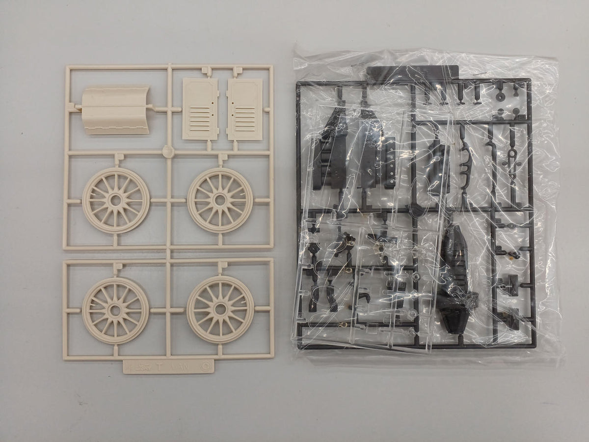 BANDAI 1/16 Scale 1913 Model T Ford Van