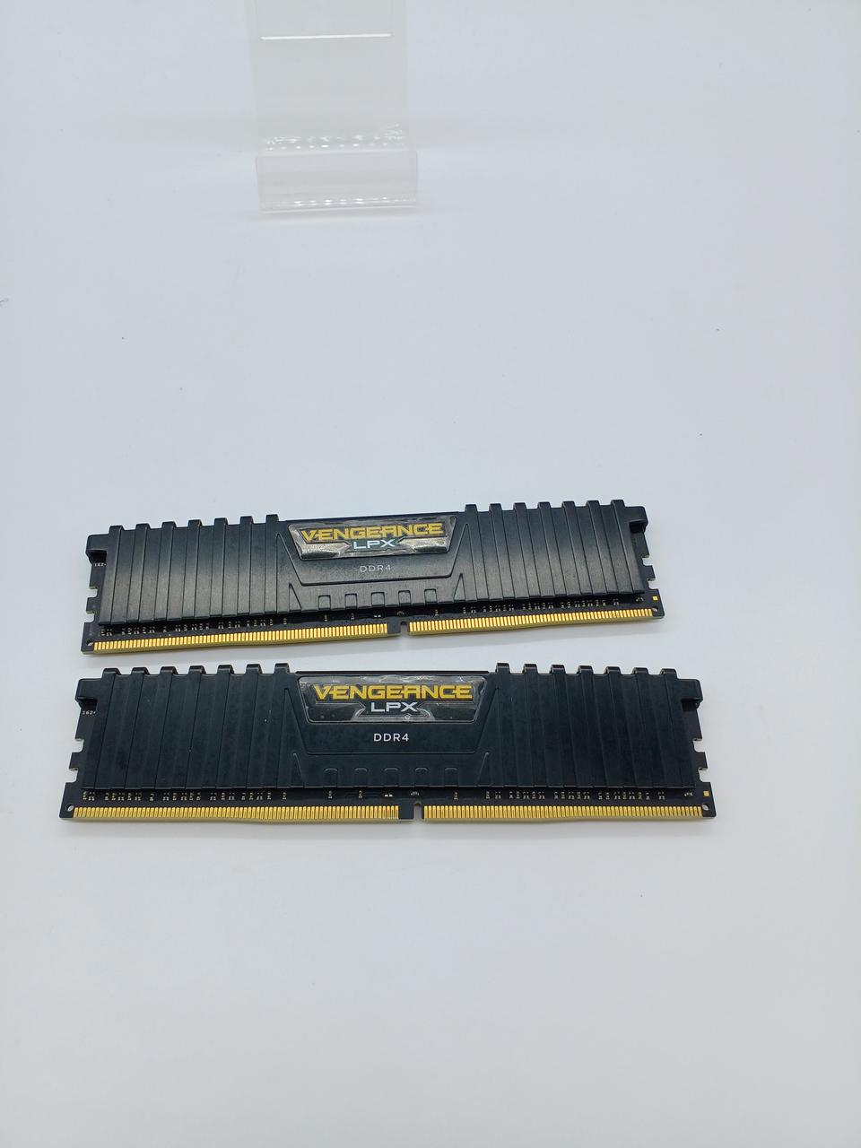 CORSAIR Memory CMK64GX4M8B3200C16