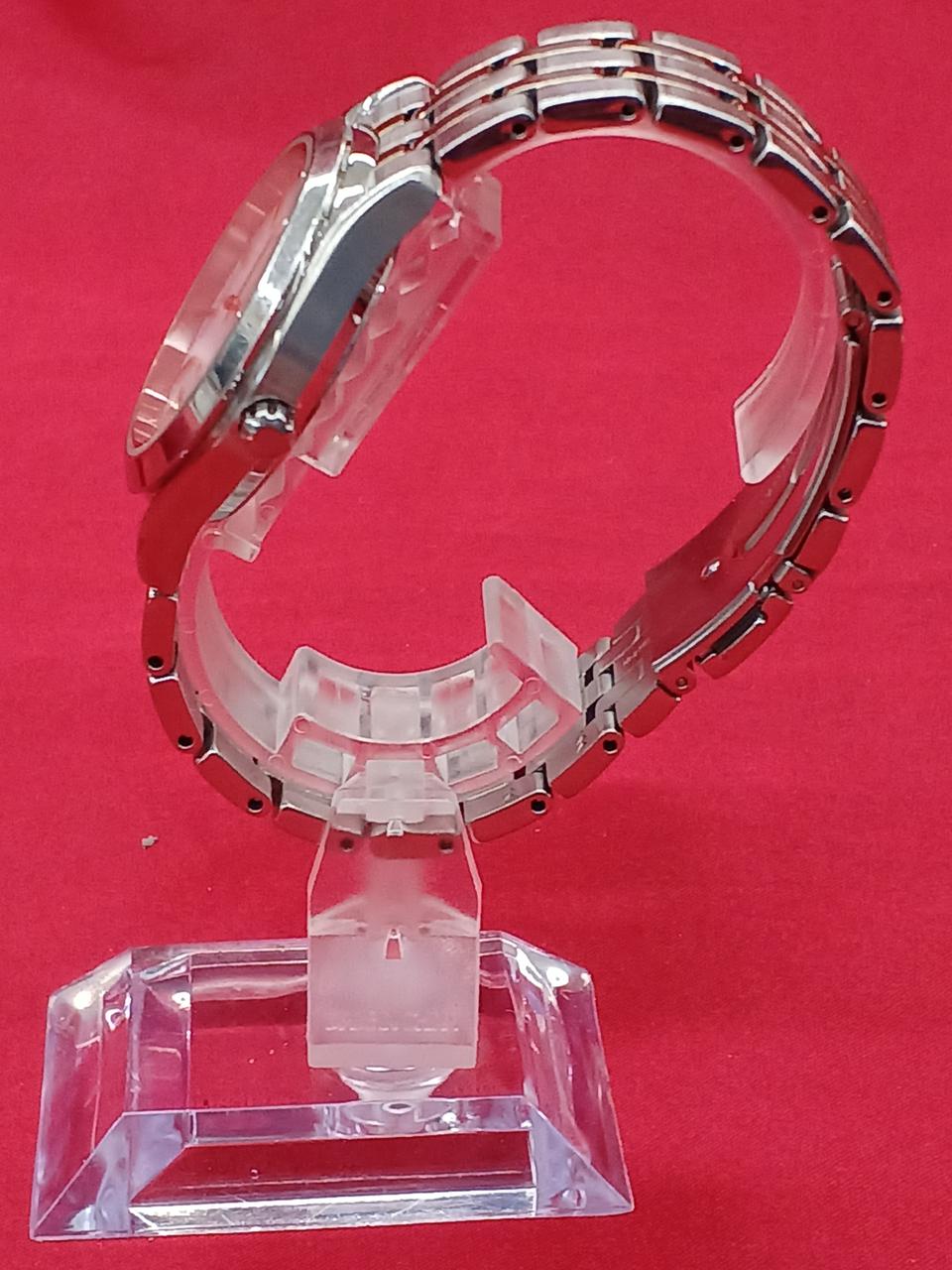 SEIKO Quartz Analog Wristwatch V158-0BA0