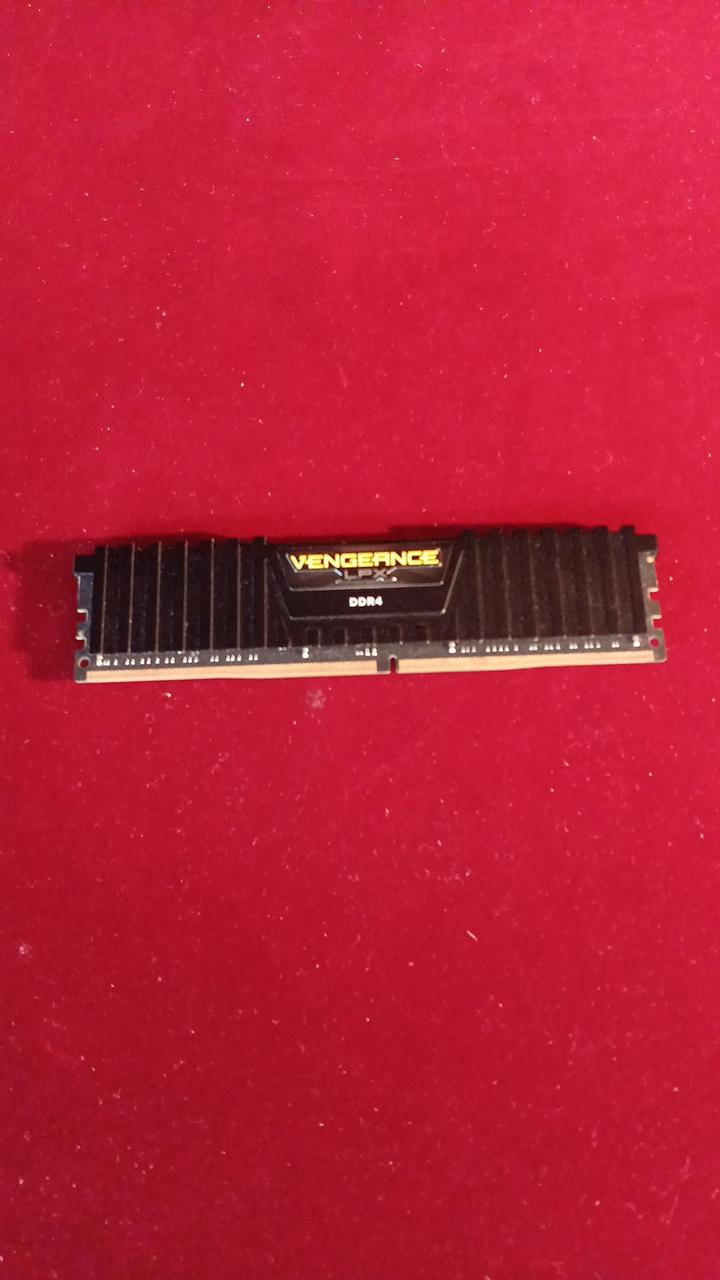 VENGEANCE Memory: 16GB CMK32GX4M2A2666C16