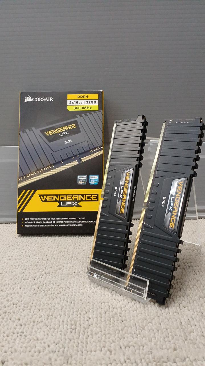 CORSAIR Memory CMK32GX4M2D3600C18