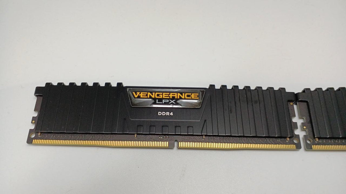 CORSAIR Memory CMK32GX4M2C3200C18