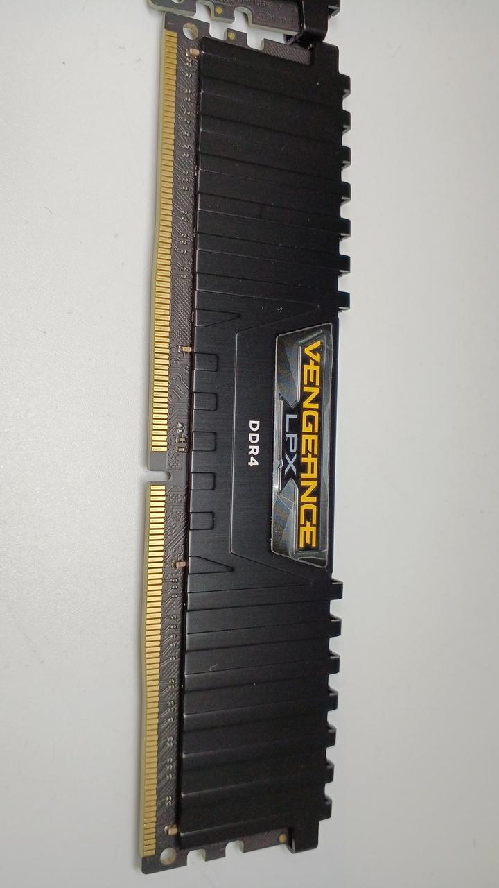 CORSAIR Memory CMK32GX4M2C3200C18