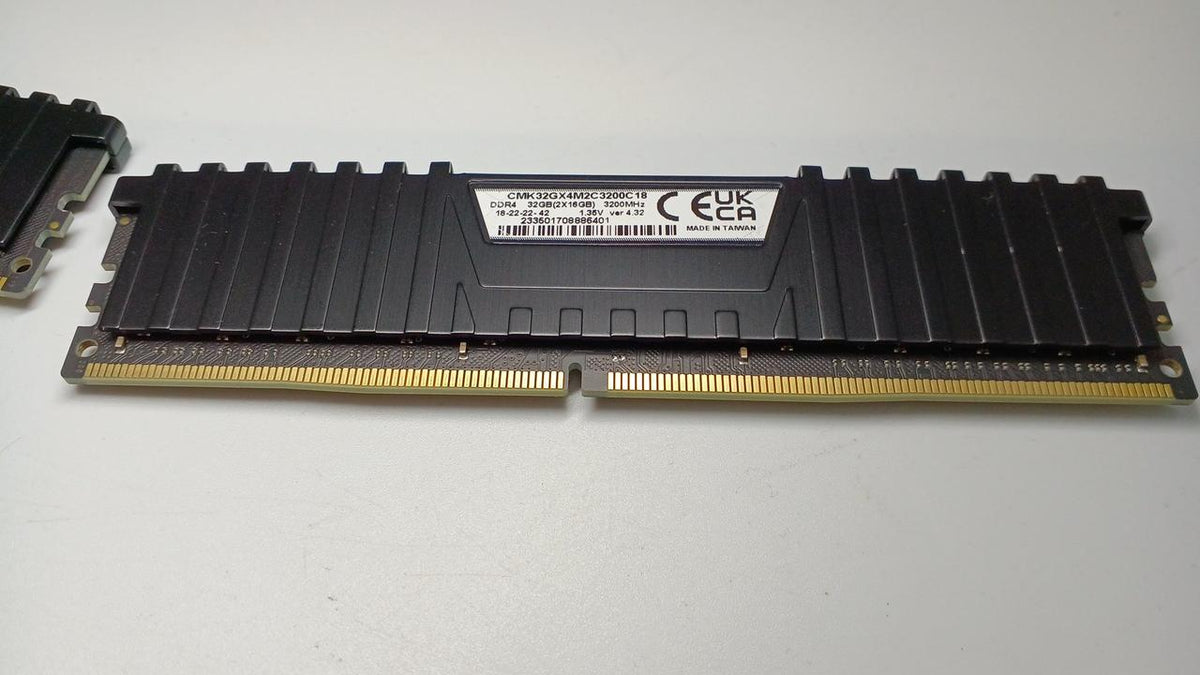 CORSAIR Memory CMK32GX4M2C3200C18