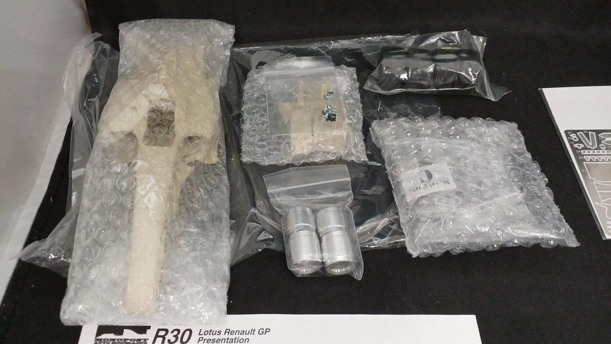 MONOPOST Lotus Renault R30 1/20 Scale Garage Kit - Banzai Thrifting | BanzaiHobby