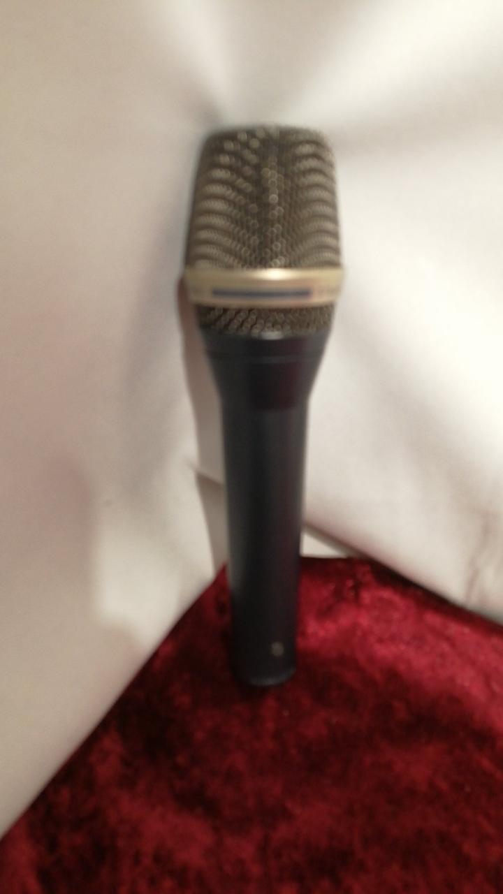 AKG Dynamic Microphone D7