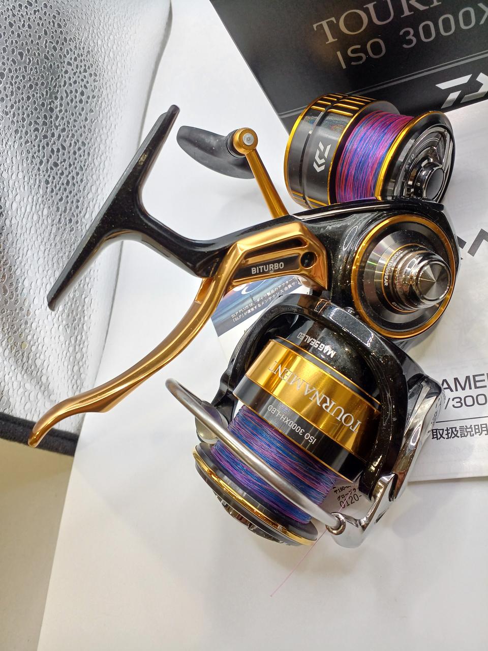DAIWA TOURNAMENT 300XH-LBD - Banzai Thrifting | BanzaiHobby