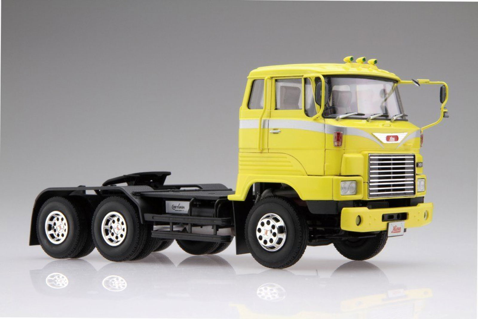 Aoshima 1/32 Hino HH Tractor Head - BanzaiHobby