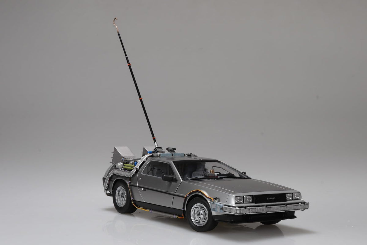 Aoshima 1/24 Movie Mecha No. BT-05 Time Machine from Back to the Future Part I with Figure