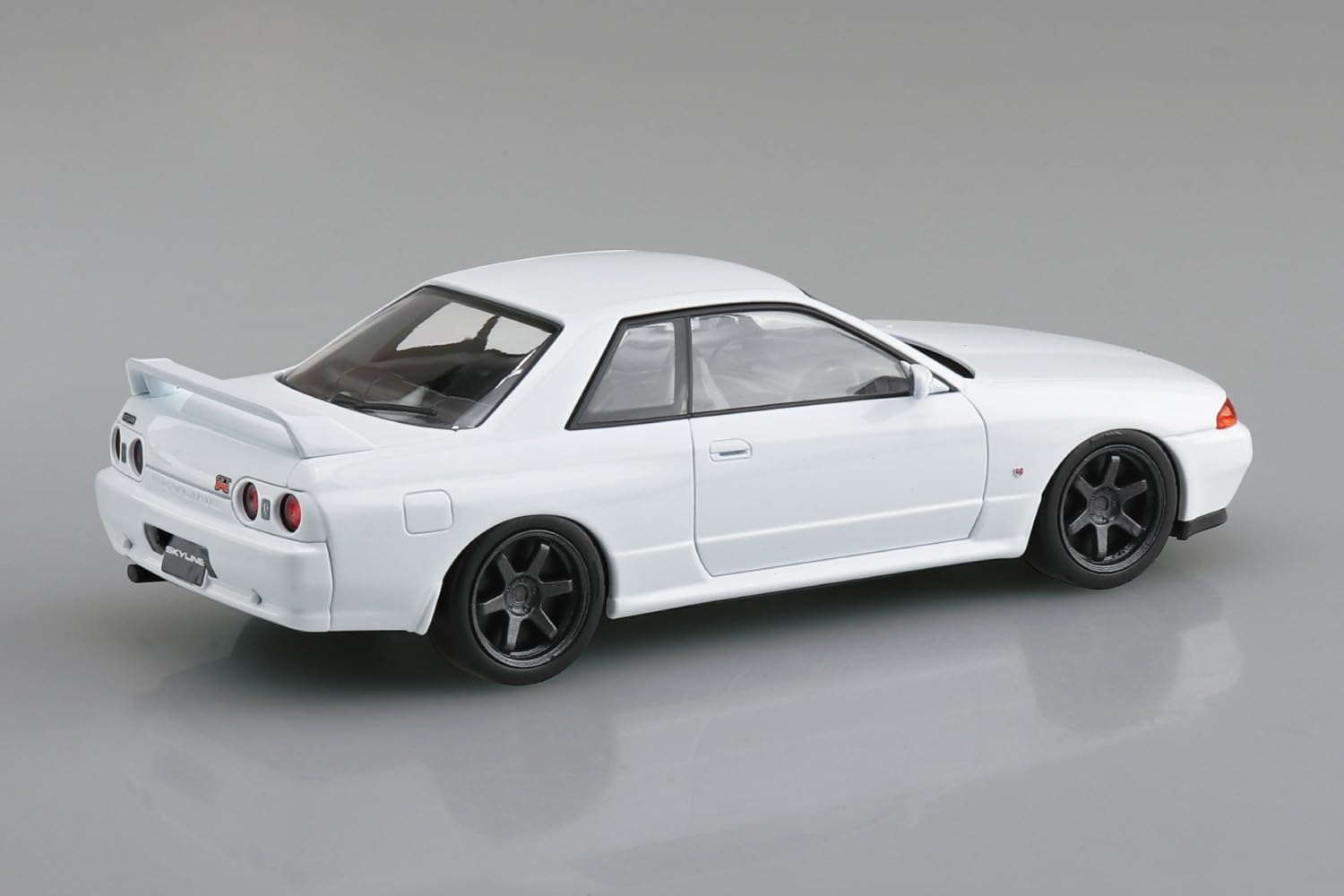 Aoshima 1/32 RakuPla Snap Kit No.14CU-CW Nissan R32 Skyline GT-R Custom Wheels (Crystal White)