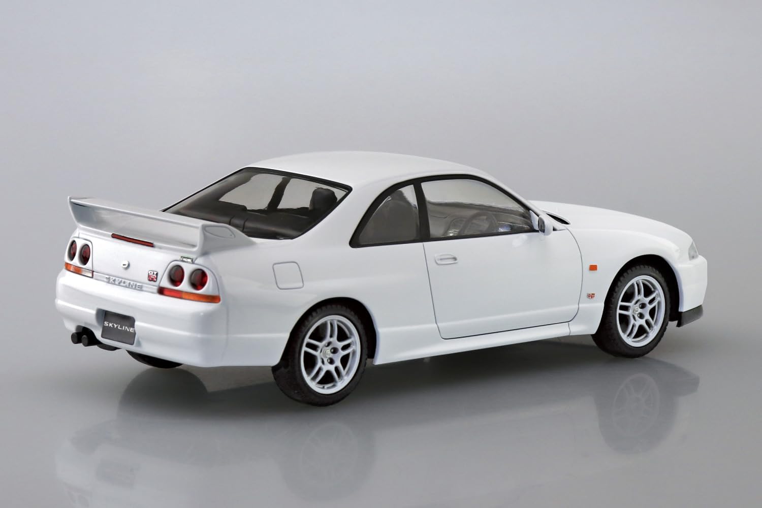 Aoshima 1/32 RakuPla Snap Kit No.21-WH Nissan R33 Skyline GT-R (White)