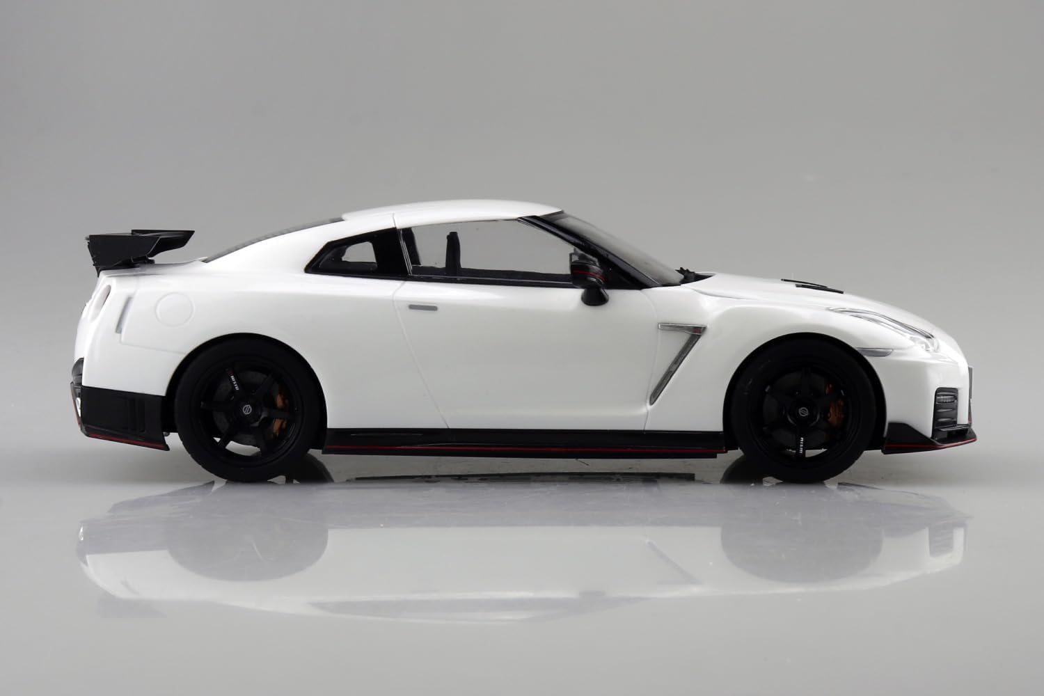 Aoshima 1/24 RakuPla Snap Kit No.05-BW R35 NISSAN GT-R NISMO 2017 Brilliant White Pearl