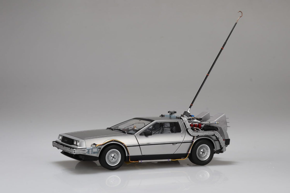 Aoshima 1/24 Movie Mecha No. BT-05 Time Machine from Back to the Future Part I with Figure