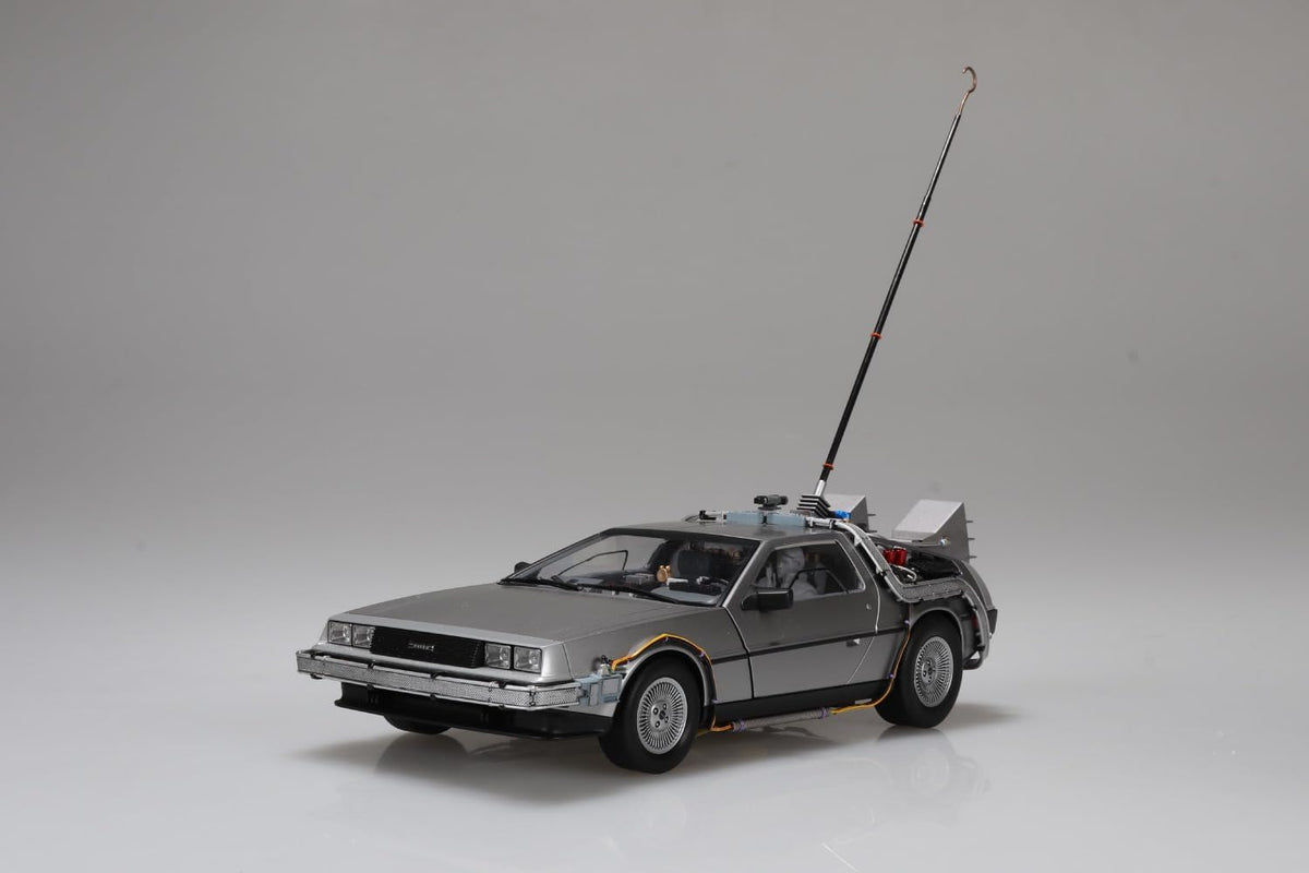 Aoshima 1/24 Movie Mecha No. BT-05 Time Machine from Back to the Future Part I with Figure