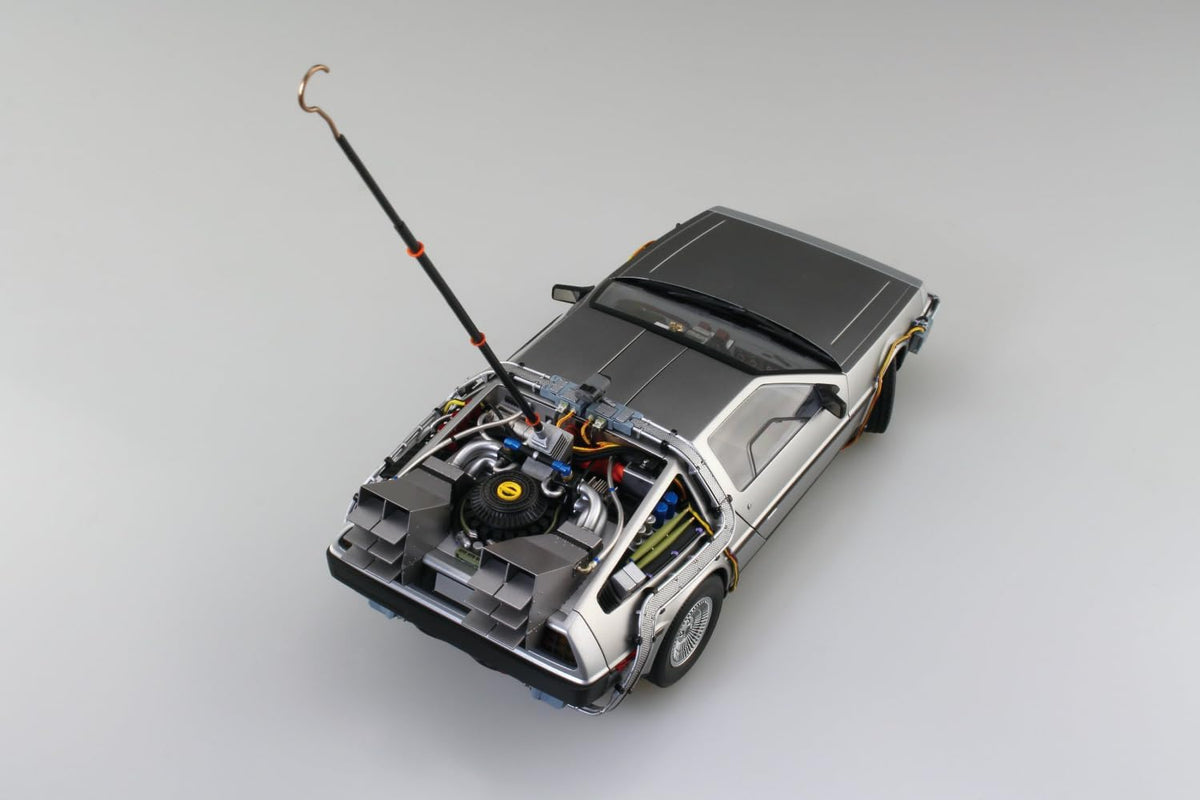 Aoshima 1/24 Movie Mecha No. BT-05 Time Machine from Back to the Future Part I with Figure