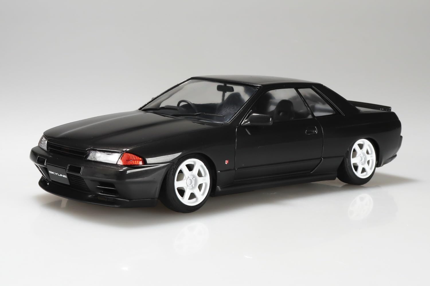 Aoshima 1/24 The Tuned Car No.104 BNR32 Nissan Skyline GT-R 1989 Air Suspension Custom - BanzaiHobby