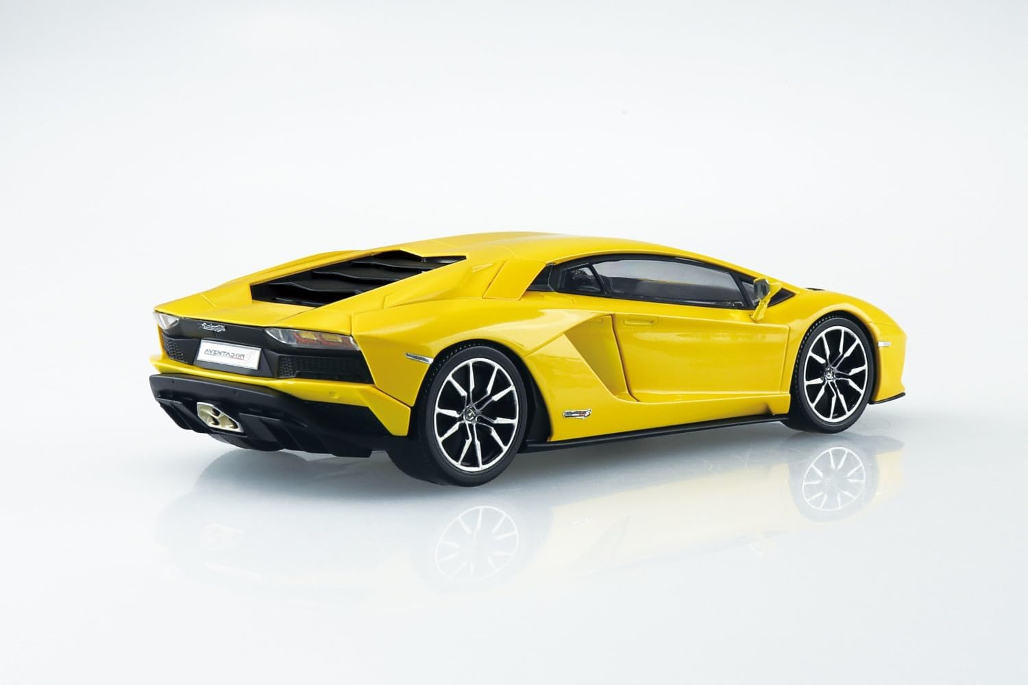 Aoshima 068151 1/32 Raku Plastic Snap Kit No.07-PY Lamborghini Aventador S Pearl Yellow - BanzaiHobby
