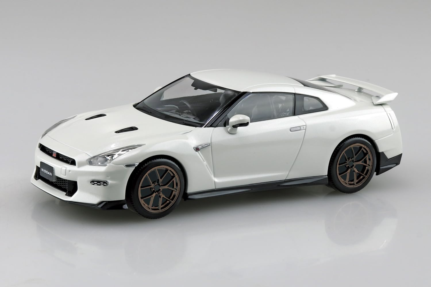 Aoshima 1/32 RakuPla Snap Kit No.03CU-BW Nissan R35 Nissan GT-R 2024 Custom Wheel (Brilliant White Pearl) - BanzaiHobby