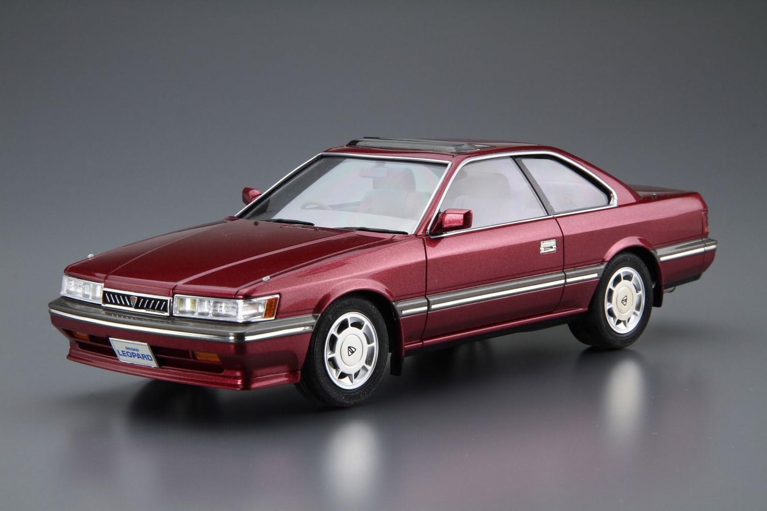Aoshima 1/24 The Model Car No. 61 Nissan UF31 Leopard 3.0 Ultima '86