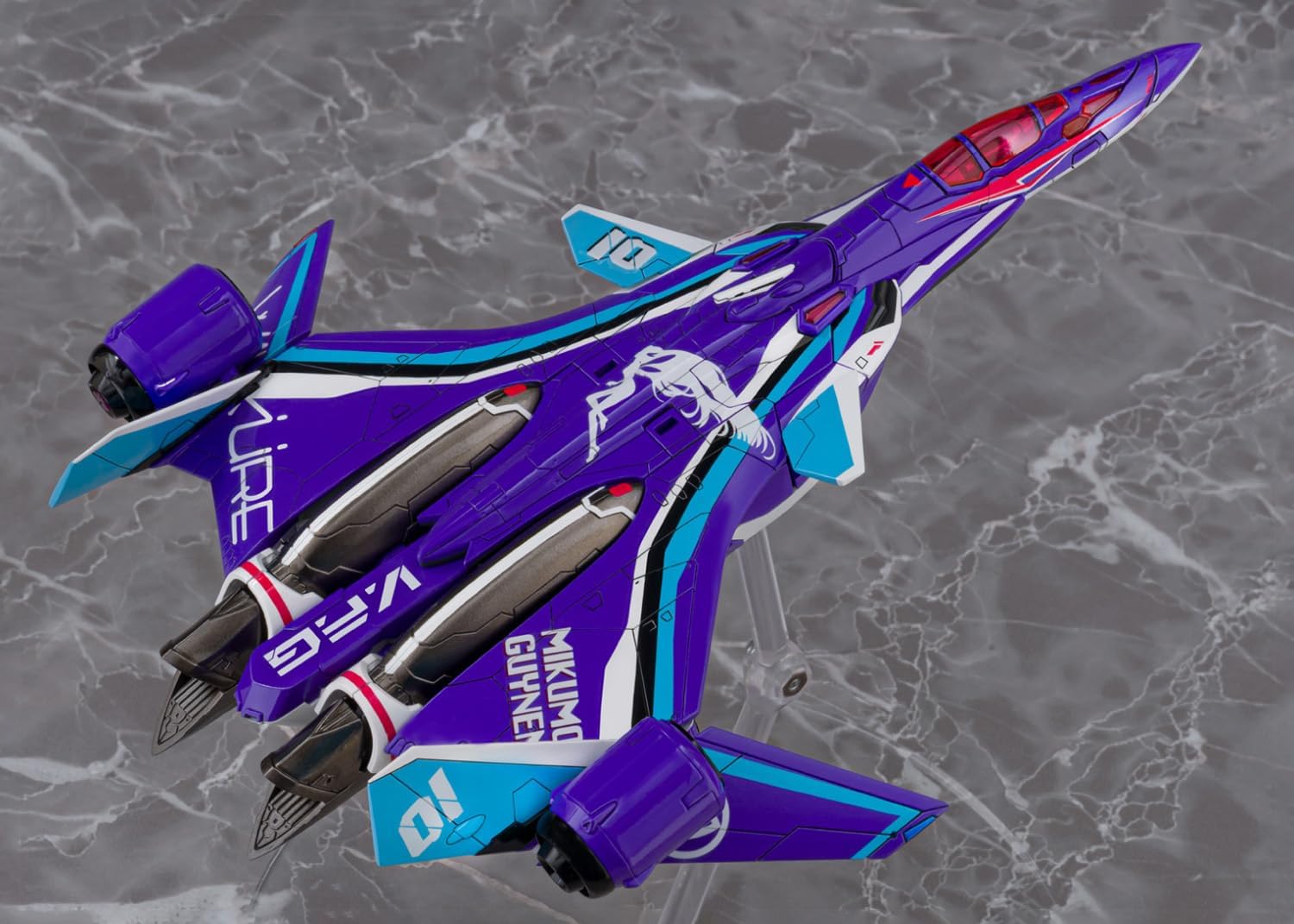 Aoshima V.F.G. No.MC-17 Macross Delta VF-31J Siegfried Mikumo Guynemer - BanzaiHobby
