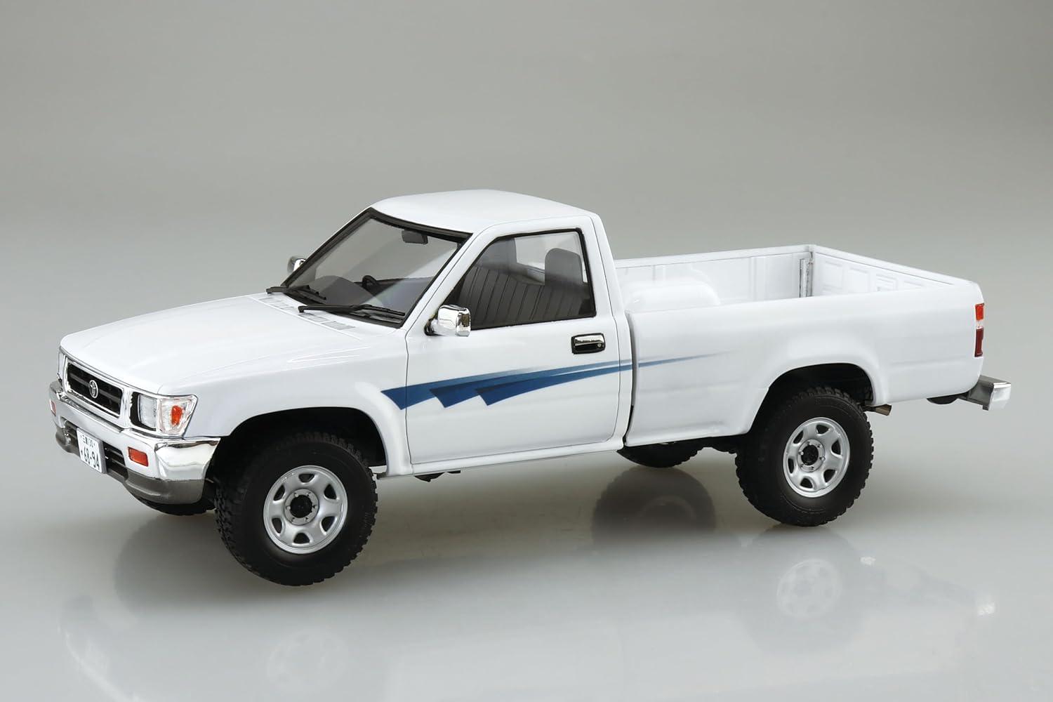 Aoshima 1/24 The Tuned Car Series No.93 LN106 Hilux Long Bed Street Custom '94 (Toyota) - BanzaiHobby