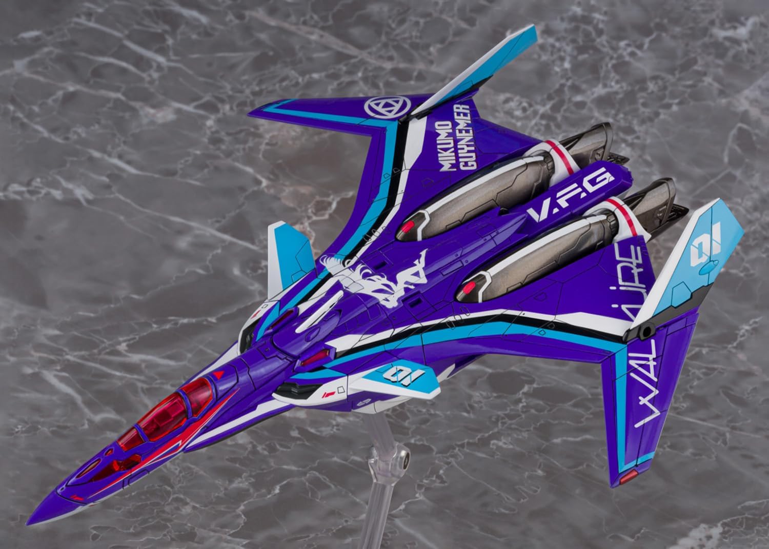 Aoshima V.F.G. No.MC-17 Macross Delta VF-31J Siegfried Mikumo Guynemer - BanzaiHobby