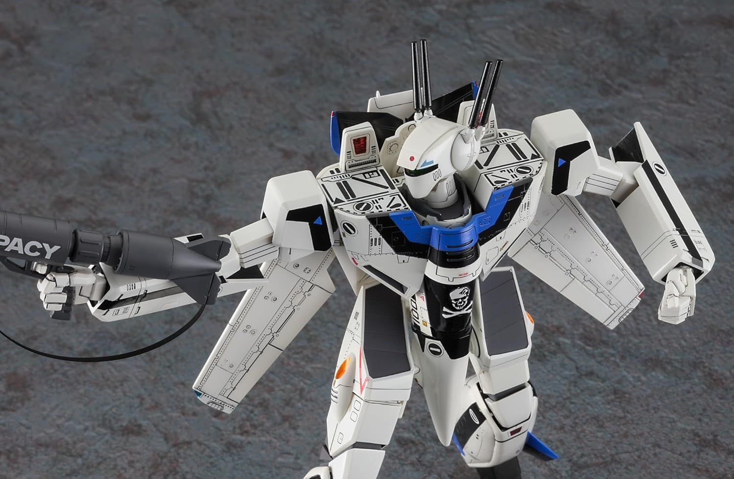 Hasegawa 65884 Super Dimension Fortress Macross VF-1S Battroid Valkyrie Max, 1/72 Scale Plastic Model - BanzaiHobby